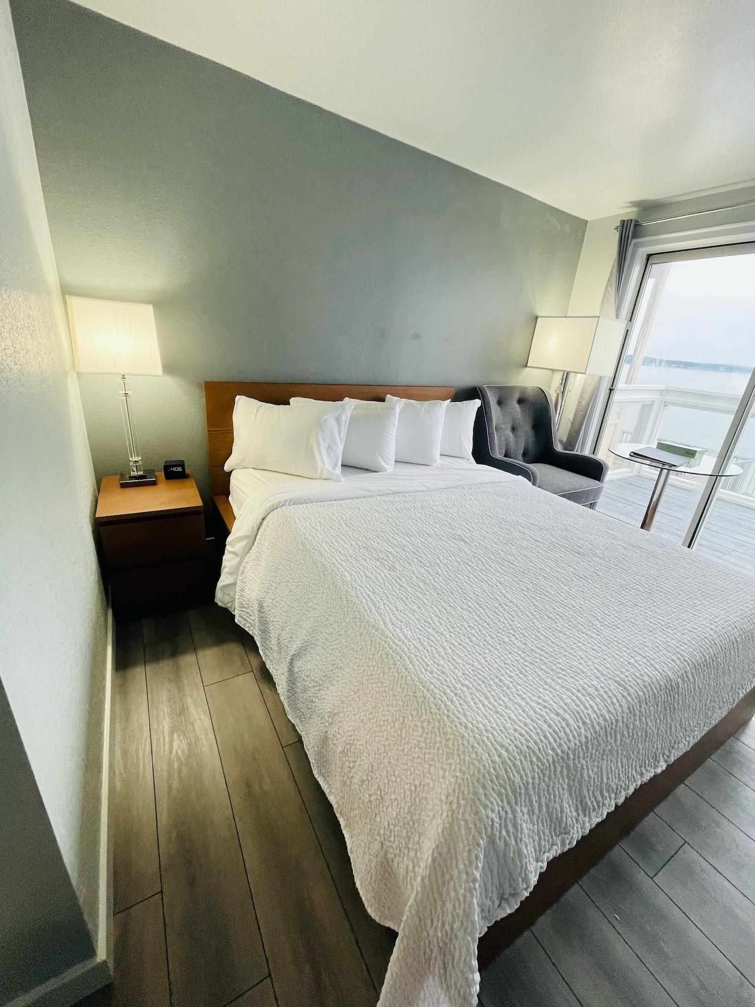 Hotel Tides & 4*